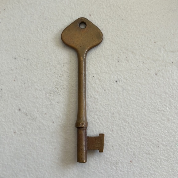 Vintage brass keys - Picture 3 of 7